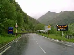 Panneau lumineux en espagnol indiquant la fermeture pendant les travaux de 2010/2011, au niveau de Piau-Engaly.