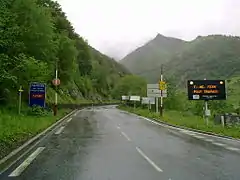 Panneau lumineux en français indiquant la fermeture pendant les travaux de 2010/2011, au niveau de Piau-Engaly.