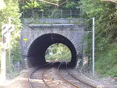 Vue de l'entrée nord-ouest du tunnel de La Marche, vue depuis un quai de la gare de Vaucresson.