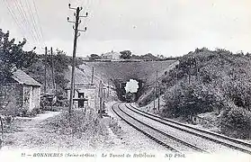 Tunnel de Rolleboise à Bonnières dont le portail est encadré de deux tours crénelées dans le style néo-Tudor.