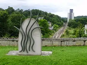 Monument en souvenir des victimes de l'effondrement du tunnel au-dessus de son entrée sud-ouest.