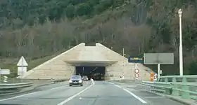 Entrée nord du tunnel de Foix sur la route nationale 20 (RN 20), sur le territoire de la commune d'Arabaux.