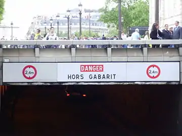 Panneau de danger à propos du gabarit réduit.