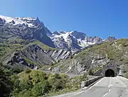 La RD 1091 passe ici sur le pont sur le Maurian puis entre dans le tunnel du Serre du Coin à La Grave.