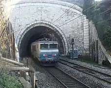 BB 22200 en pousse d'un train entrant dans le tunnel.