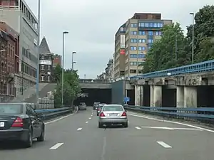 Entrée du tunnel de la Paix sous le boulevard Pierre Mayence. À gauche, la rue d'Assaut. À droite en bas, entrée depuis la route de Philippeville, en haut, sortie vers la Ville-Basse.