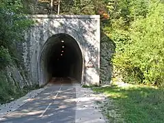 Tunnel de Duingt, passage actuel de la voie verte du lac d'Annecy.