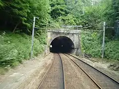 Vue de l'entrée nord-ouest du tunnel du Butard, vue depuis la cabine d'une rame Z 6400 se dirigeant vers Paris-Saint-Lazare.