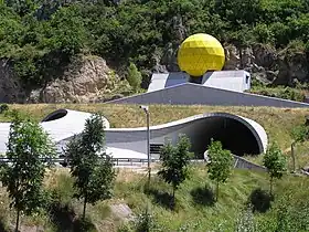 L'entrée du tunnel du Pas de l'Escalette, emprunté par l'autoroute A75