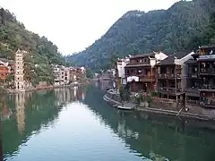 Vieille ville au bord de l'eau