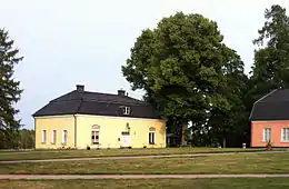 Le restaurant de Tuomarinkylä à gauche du Manoir.