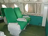 deux sièges dans la cabine, ils sont en toile verte.