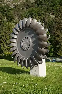 Une turbine installée sur un pied en béton.