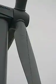 Turbulateurs en pied de pales d'éolienne.