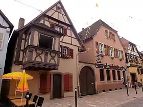 Maisonfaçade sur rue, porte sur la cour