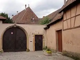 Abbaye de Munsterbâtiment résidentiel principal, bâtiment annexe, vestiges du pigeonnier, grange, mur d'enceinte avec portails, puits