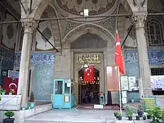 L'entrée du turbé (mausolée) de Hacite Turhan.