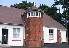 Photo d'un bâtiment anglais aux murs blancs et en briques.