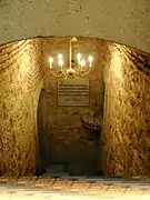 Escalier donnant accès à la source dans la crypte.