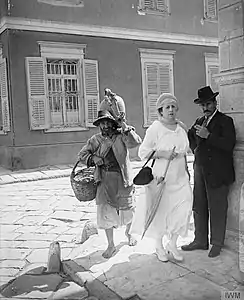 Vinaigrier turc et couple de bourgeois grecs à Smyrne, 1919