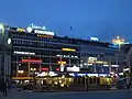 La place du marché de Turku pendant la nuit.