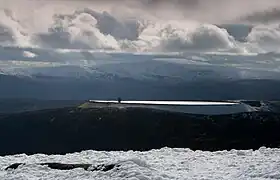 Vue de Turlough Hill et de son réservoir depuis Tonelagee.