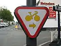 Panneau autorisant les bicyclettes à tourner à droite au feu rouge en France et en Belgique.