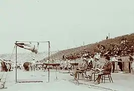 Un autre gymnaste à la barre fixe durant les Championnats des Turners.