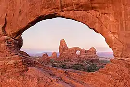 Vue de Turret Arch à travers la North Window.