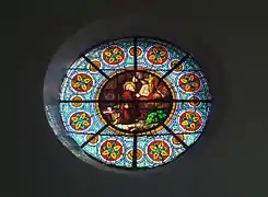 Le vitrail représentant saint Antoine au fond de la nef de l'église.