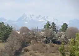 Vue sur le massif des Écrins, au printemps.