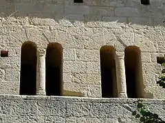 Baies géminées romanes de l'église.