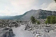 Sentier entre les rochers