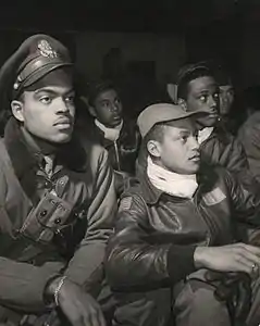 Membres du 332e groupe de combat à Ramitelli (Italie) en mars 1945.