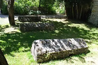 Sarcophages dans le verger médiéval