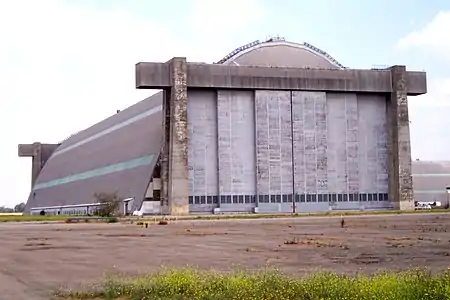 Un des deux hangars à dirigeables de la base. Construits en bois en 1942, ils font 327 m de long.