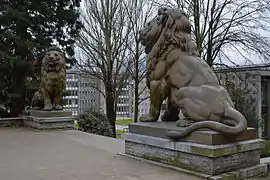 Tutur et Totor, surnoms donnés aux deux lions de bronze placé à proximité du Palais de Justice de Charleroi,