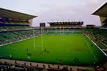 photo d'un stade de rugby depuis le haut d'une des tribunes