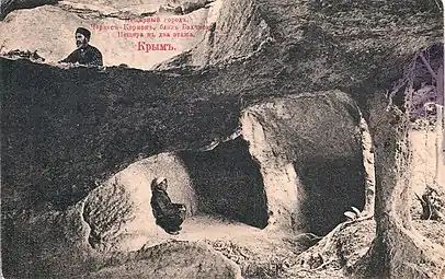 Deux étages de caves à Cherkes-Kermen (Crimée), carte postale vers 1910.