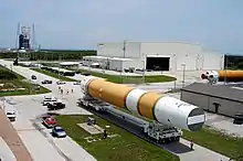 Un étage du lanceur Delta IV sur l'aire de lancement 37.