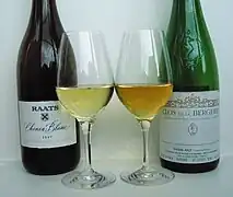 Comparaison de couleur entre un chenin sud-africain (un stellenbosch à gauche) et français (un savennières à droite).