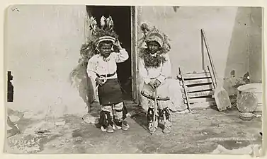 Deux enfants de Cochiti apprenant la danse du cerf
