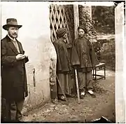 1871. Autoportrait aux soldats Mandchous (Amoy, Fukien , Chine)