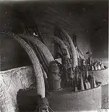 Deux des autels des ancêtres de l'Oba du Bénin (1er janvier 1936).