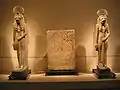 Deux statues de Sekhmet et un relief funéraire, au Ägyptisches Museum de Berlin.