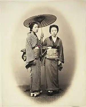 Portés par deux jeunes femmes (1867-1869).