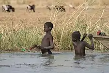 Enfants à la pêche dans le lac de Maga.