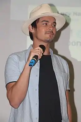 Tyler Blackburn interprète Caleb.