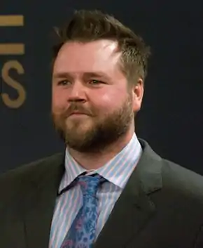 Tyler Labine dans le rôle de Kevin Pacalioglu