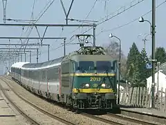 Train international tracté par une locomotive belge de la série 20